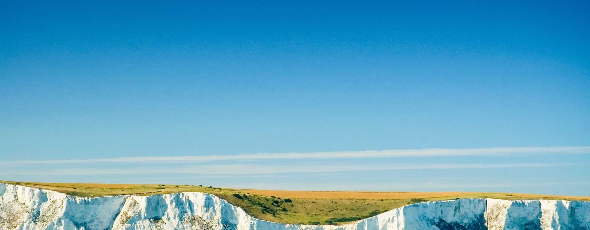 Vista panorámica desde lo alto del acantilado de los históricos Acantilados Blancos de Dover en un día despejado en 2026.