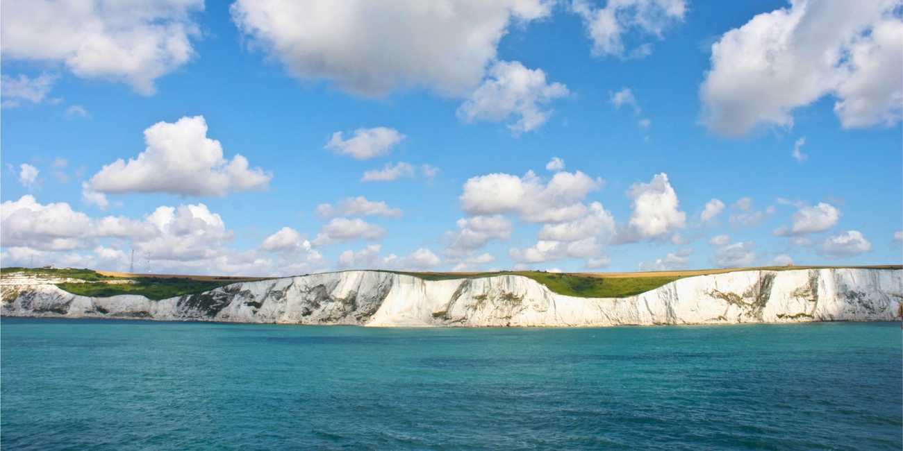 Impresionante vista panorámica de los majestuosos Acantilados Blancos de Dover con vistas al azul profundo del Canal de la Mancha – el principal monumento costero de Inglaterra en 2026