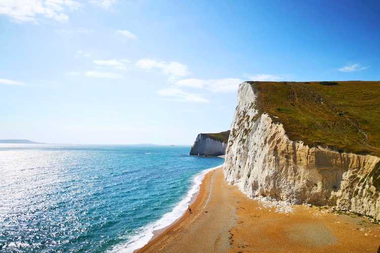 Impresionantes acantilados de creta de los Acantilados Blancos de Dover que se extienden a lo largo de la hermosa costa de Kent en 2026.