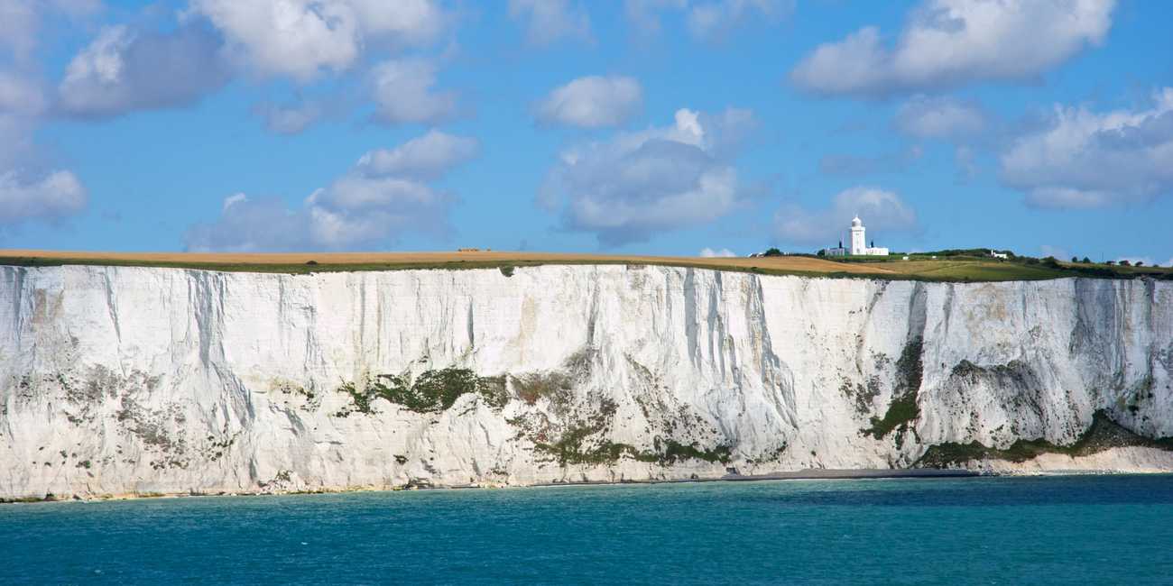 Mirando el Canal de la Mancha desde los pintorescos senderos de los Acantilados Blancos de Dover en 2026.